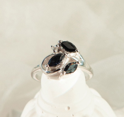 Серебряное кольцо с синим корундом натуральным арт. 27167